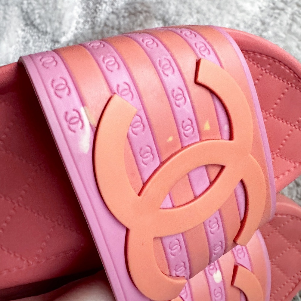 SOLD🌺Chanel rubber pool CC striped logo slides sandals pink coral 38 Spring 2018 - Picture 4 of 12
